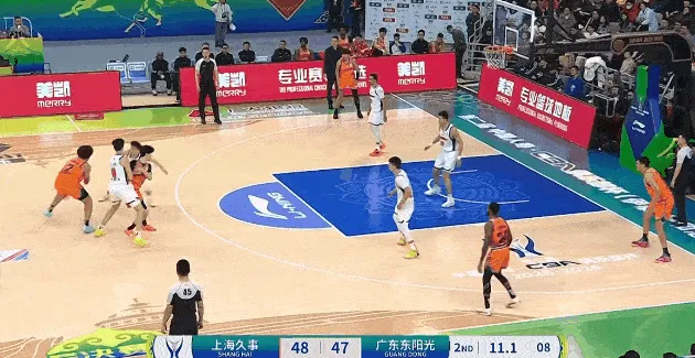 半岛体育APP-洛夫顿过顶绕球过掉防守，再空中拉杆折叠上篮打成2+1