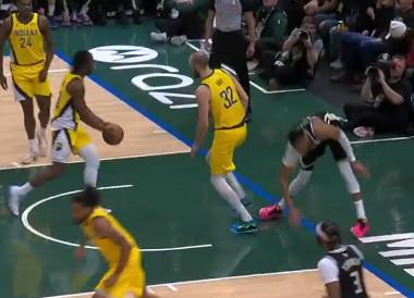 半岛·体育-字母哥落地时膝盖受伤退场：我要先回家休息，看明天感觉如何