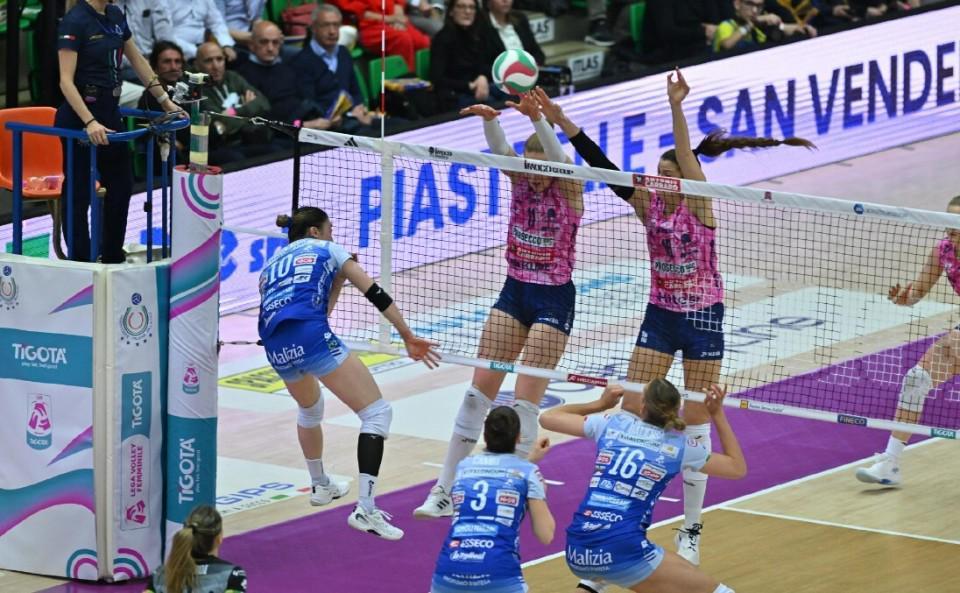 半岛体育APP-让二追三！科内利亚诺半决赛占先机，朱婷一锤定音+21分荣膺MVP